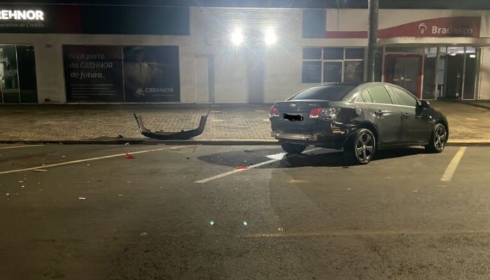 Laranjeiras - Motorista invade pista contrária, bate em carro estacionado e foge